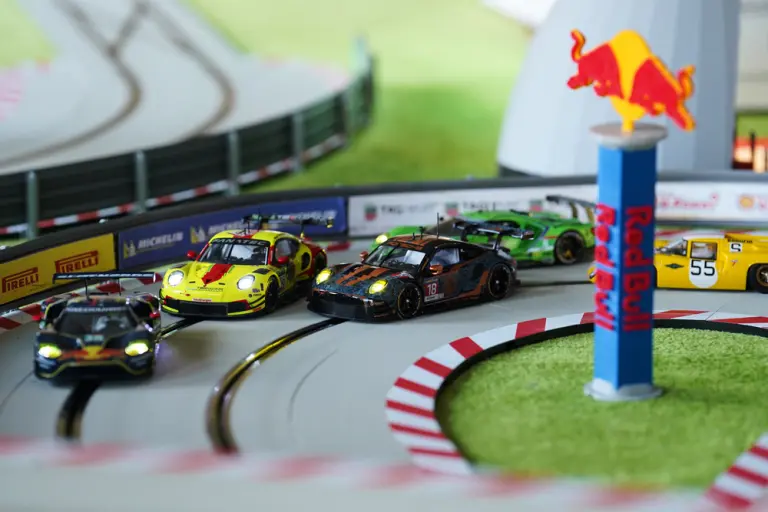 um3o-carrera-racer-redbull